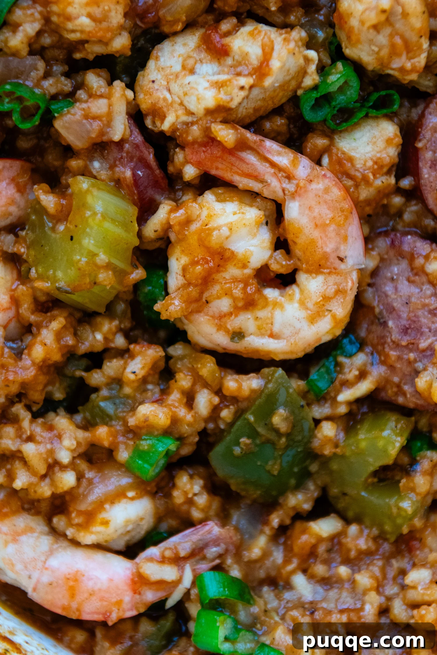 Tam Tadında Glutensiz Tek Tencere Jambalaya 2 Authentic Cajun Gluten-Free Jambalaya in a skillet with chicken, sausage, and shrimp.