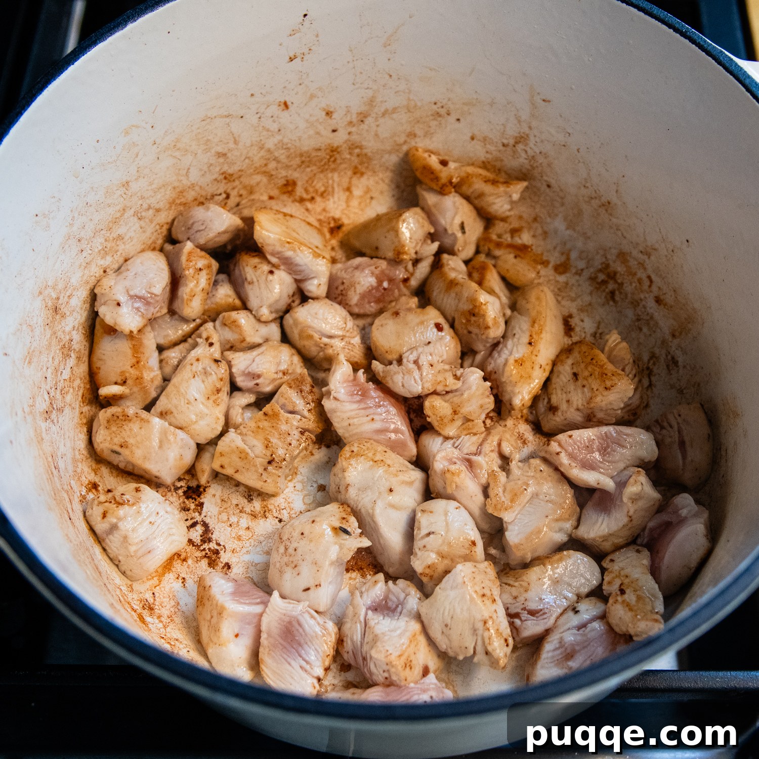 Tam Tadında Glutensiz Tek Tencere Jambalaya 4 Diced chicken breast searing in a Dutch oven for gluten-free jambalaya.