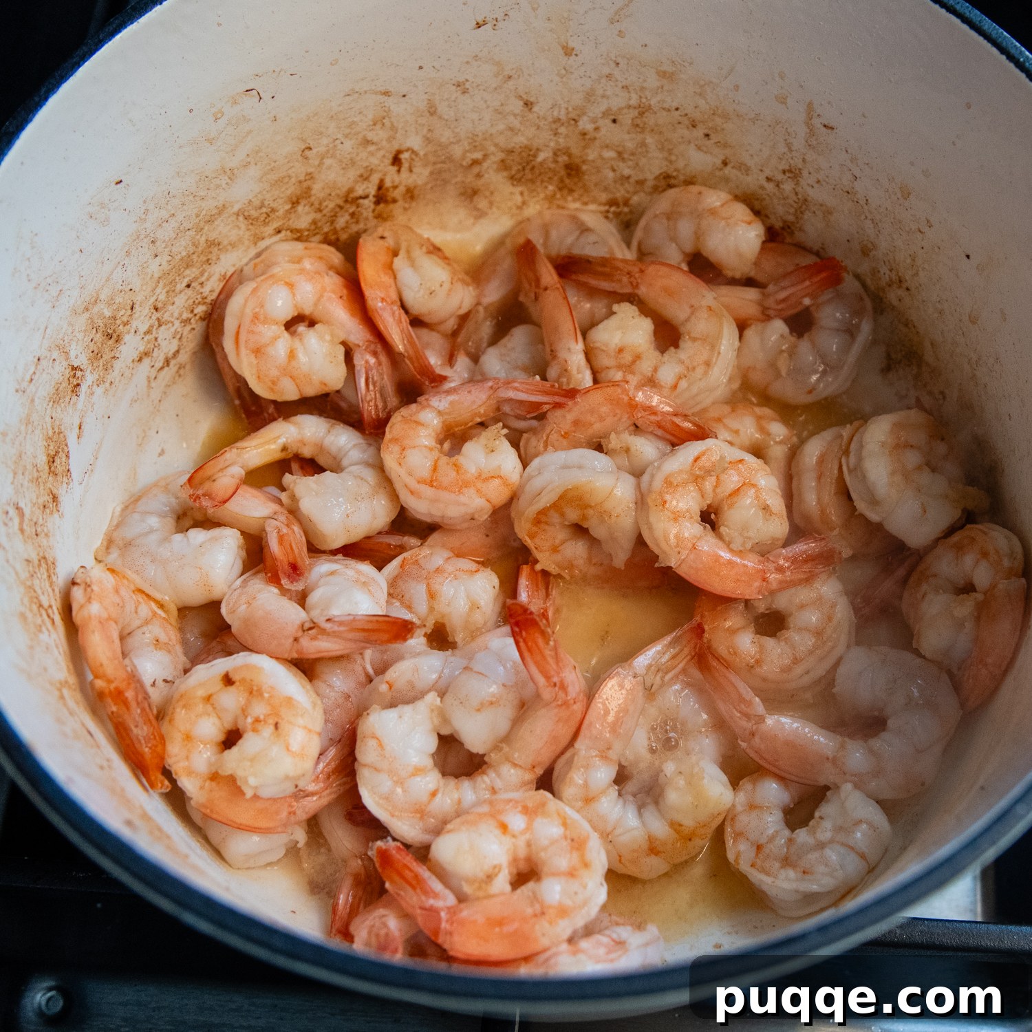 Tam Tadında Glutensiz Tek Tencere Jambalaya 5 Raw shrimp cooking until pink in a skillet for Cajun jambalaya.