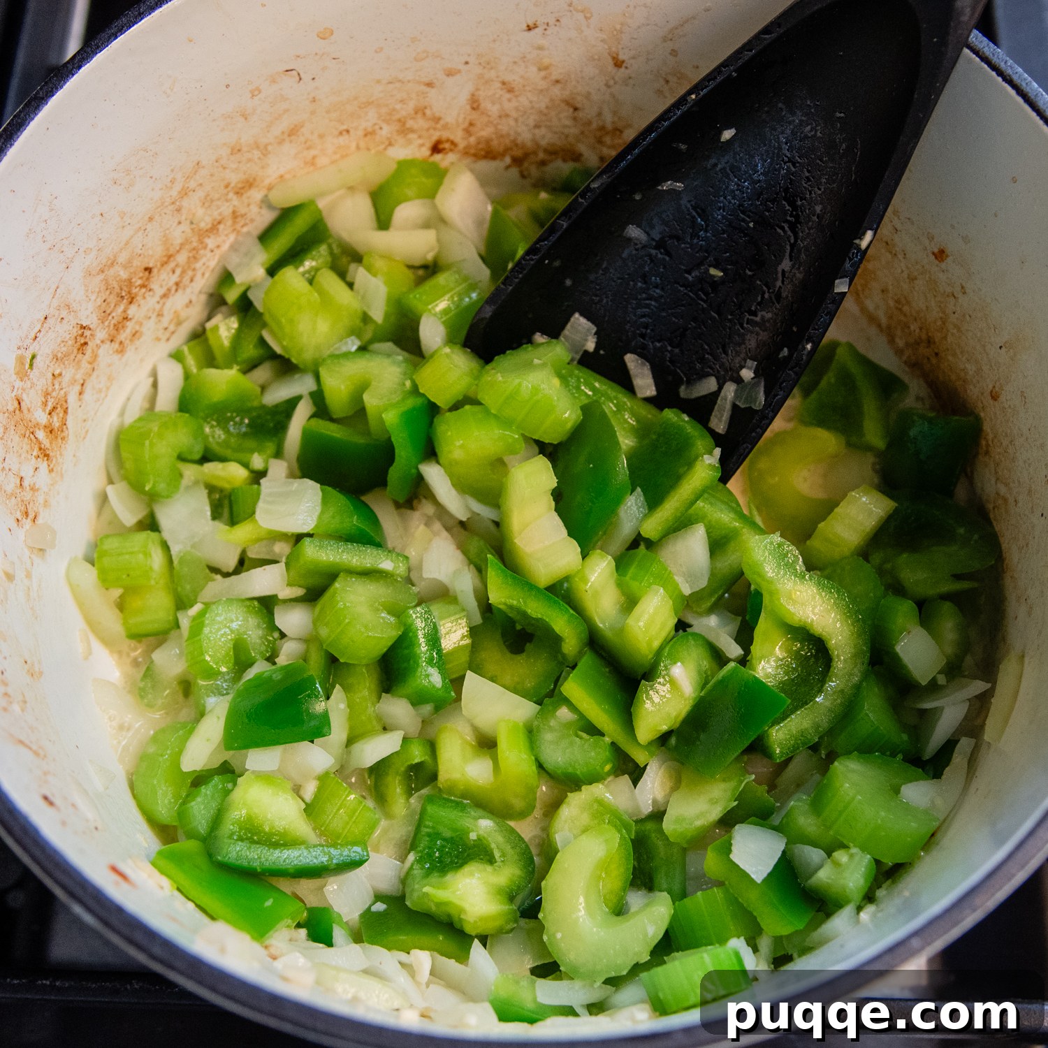 Tam Tadında Glutensiz Tek Tencere Jambalaya 6 Chopped onion, celery, and green bell pepper (the 'Holy Trinity') sautéing in a Dutch oven.
