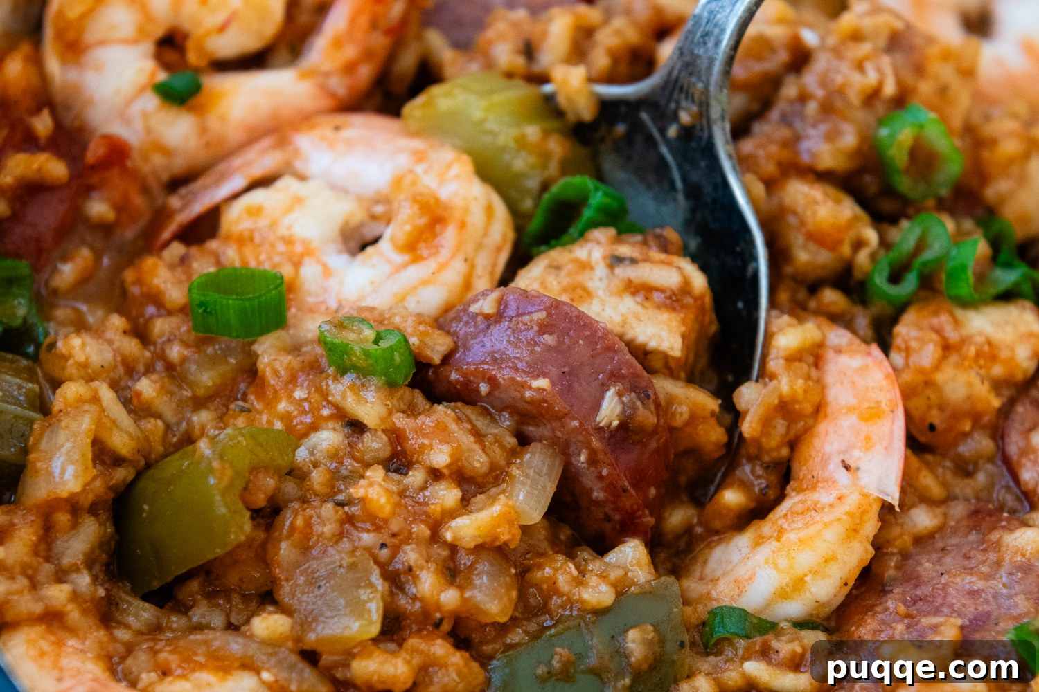 Tam Tadında Glutensiz Tek Tencere Jambalaya 9 Close-up of a steaming pot of perfectly cooked gluten-free jambalaya with chicken, sausage, and shrimp.